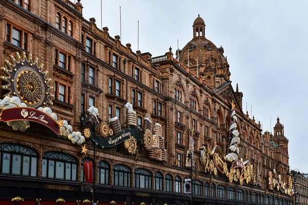 Iconic Harrod’s facade decorated in Christmas lights and decor.